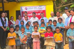 ग्लोबल आइएमई बैंक अर्घाखाँची शाखाद्वारा विद्यालयलाई शैक्षिक तथा खेलकुद सामग्री वितरण